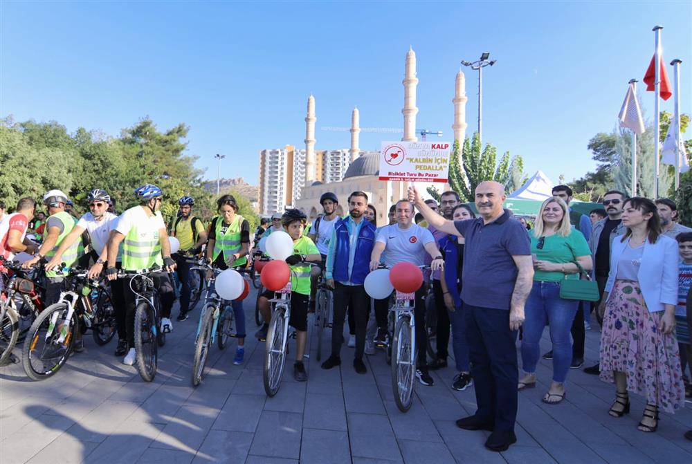 İl Sağlık Müdürlüğümüz tarafından 29 Eylül Dünya Kalp Günü etkinlikleri kapsamında düzenlenen Bisiklet Turumuza, Sayın Valimiz Mahmut DEMİRTAŞ’ın katılımlarıyla gerçekleştirildi.
